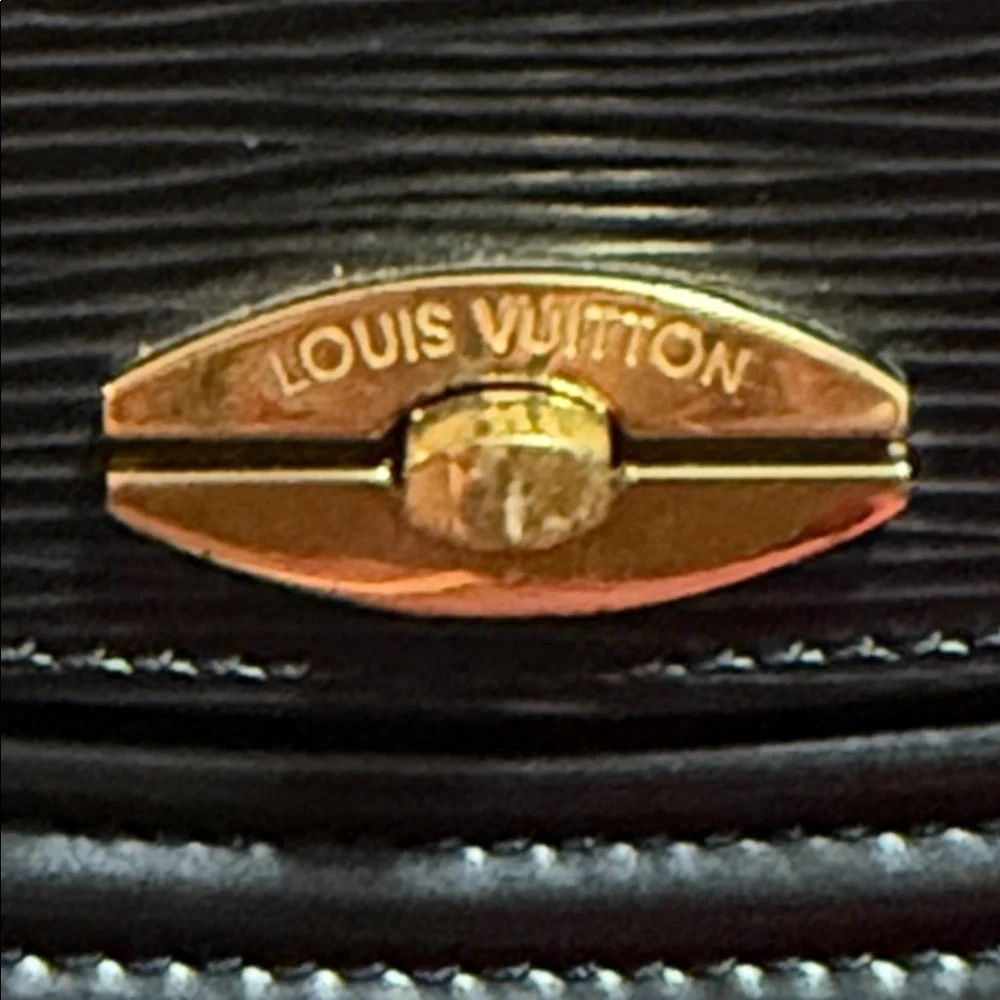 Louis Vuitton Authenticated Rare Vintage Black Epi Leather Tilsitt Shoulder Bag